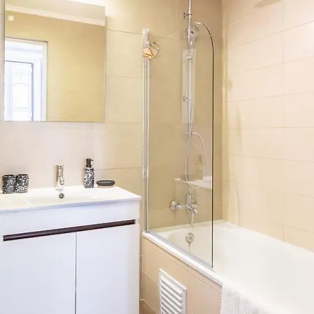 Brand New! 3-bedroom With Private Sunny Patio In Cacilhas! Apartment *