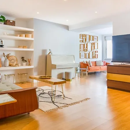 Brand New! 3-bedroom With Private Sunny Patio In Cacilhas!
