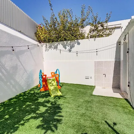 Brand New! 3-bedroom With Private Sunny Patio In Cacilhas! Almada
