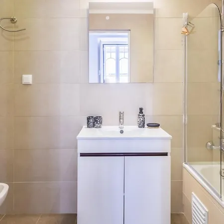 Apartamento 3-bedroom With Private Patio In Cacilhas By Lisbeyond *