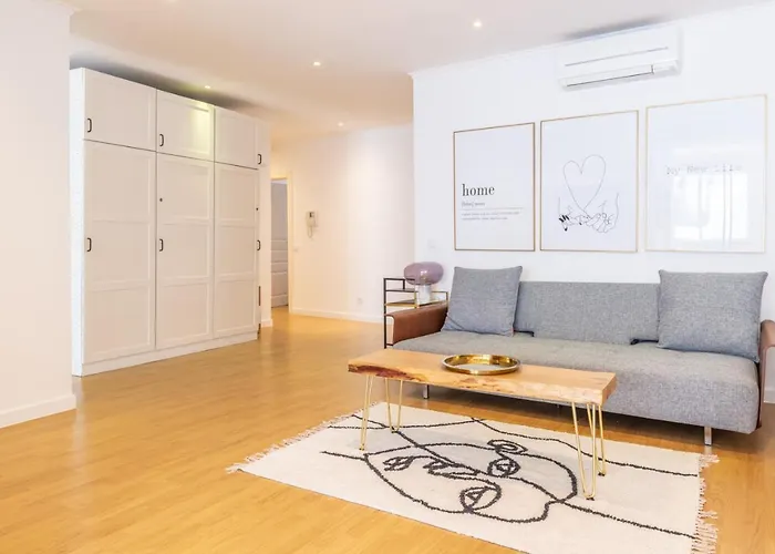 3-bedroom With Private Patio In Cacilhas By Lisbeyond Appartement