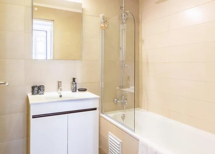 3-bedroom With Private Patio In Cacilhas By Lisbeyond Appartement *