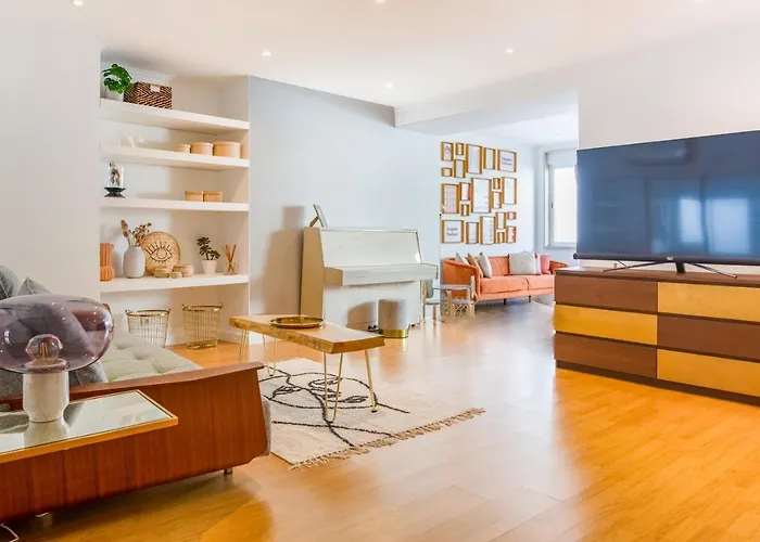 3-bedroom With Private Patio In Cacilhas By Lisbeyond