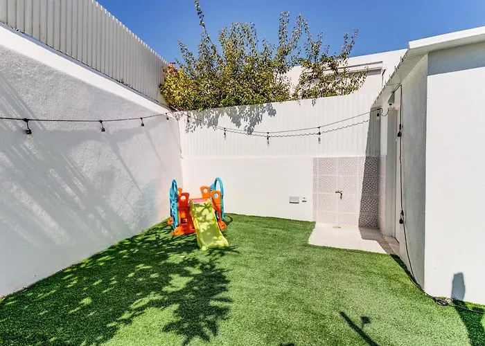 3-bedroom With Private Patio In Cacilhas By Lisbeyond Almada